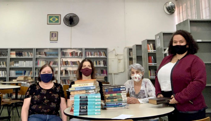 Equipe responsável pela biblioteca convida leitores para visitarem acervo do local (Foto: Divulgação)