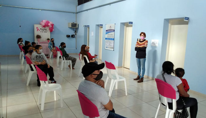 Psicóloga da Saúde, Elisandra Rizzo, esteve conversando com as mulheres e famílias (Foto: Divulgação)