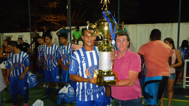 Presidente do Creci Eduardo Modenez entrega troféu para o Vice-campeão Brutus