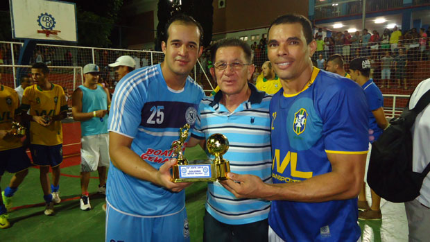 Diretor de Esportes Mauro de Paula entrega troféu para os goleiros menos vazado