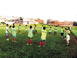 Curso de futebol está entre as atividades do projeto (Foto: Arquivo Ágape)