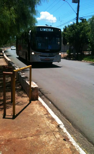 Empresa colocou tabela em ônibus para orientar passageiros (Foto: Gazeta de Iracemápolis)