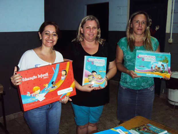 Apostila “Aprenda Brasil” foi entregue aos professores da cidade (Foto: Assessoria de Imprensa da PMI)