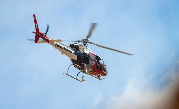 Helicóptero sobrevoou cidade na captura de carro roubado  (Foto: Tiago Degaspari)