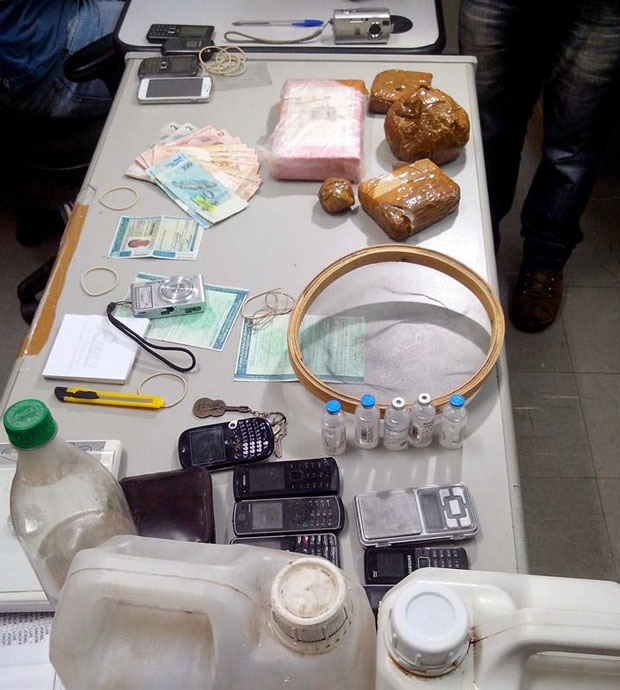 Dinheiro e drogas foram apreendidas em trailer no Centro (Foto: Assessoria de Comunicação da PM)