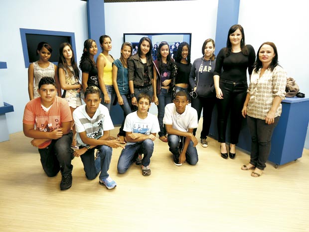 Jovens puderam conhecer o funcionamento de uma emissora (Foto: Gazeta de Iracemápolis)