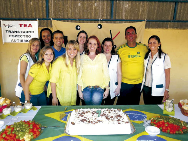 Equipe da Aril comemorou com alunos os 7 anos de trabalhos (Foto: Célio Lima)