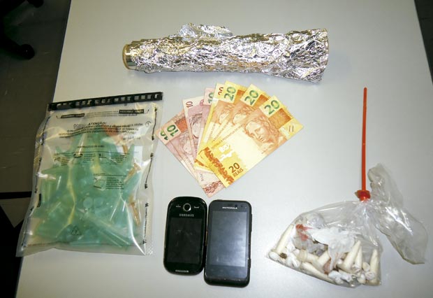 Drogas, dinheiro e celulares foram localizados com suspeitos (Foto Gazeta de Iarcemápolis)