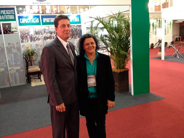 Denise acompanhada do presidente da Aspacer, Heitor Ribeiro de Almeida Neto (Foto Assessoria de Imprensa da PMI)