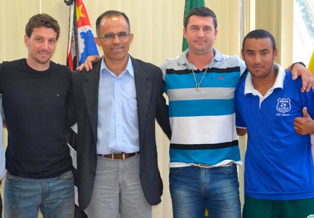 Valmir e representantes da pasta de Esportes receberam Elano (Foto Assessoria de Imprensa da PMI)