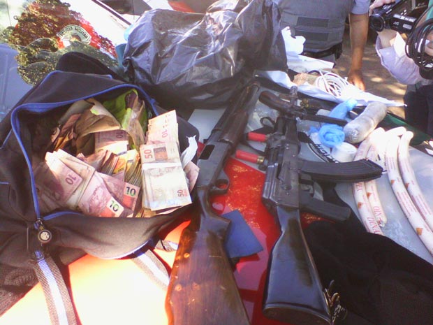 Armamento pesado e dinheiro foram apreendidos pela polícia (Foto Polícia Militar)