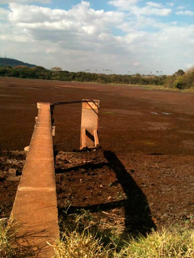 Régua de medição da coluna está exposta devido á falta de água (Foto: Gazeta de Iracemápolis)