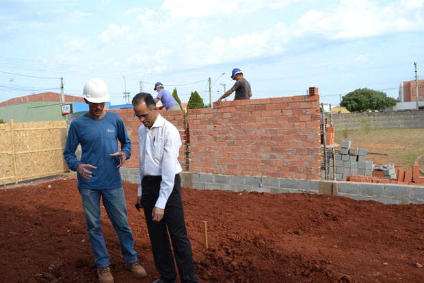Prefeito Valmir acompanha obras do SAMU (Foto: Assessoria de Imprensa da PMI)