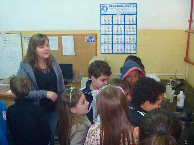 Professora e alunos acompanharam trabalhos da estação (Foto: Assessoria de Imprensa da PMI)