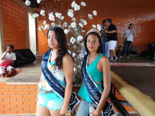 Sabrina Aparecida Guartieri (Garota)
e Ilana Fernandes Magalhães (Rainha) (Fotos: Divulgação/E.E. Cesarino Borba)