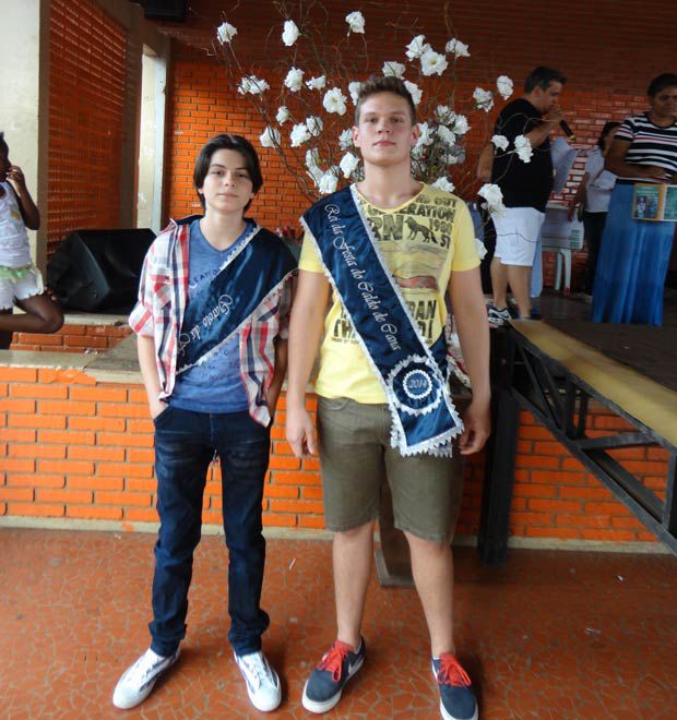 Kevin Matteus dos Santos (Garoto) e Lucas Orlandini Sgarbiero (Rei) (Fotos: Divulgação/E.E. Cesarino Borba)