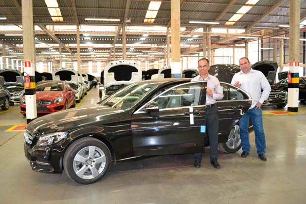 Valmir e coordenador conheceram o carro que será fabricado em Iracemápolis (Foto: Assessoria de Imprensa da PMI)