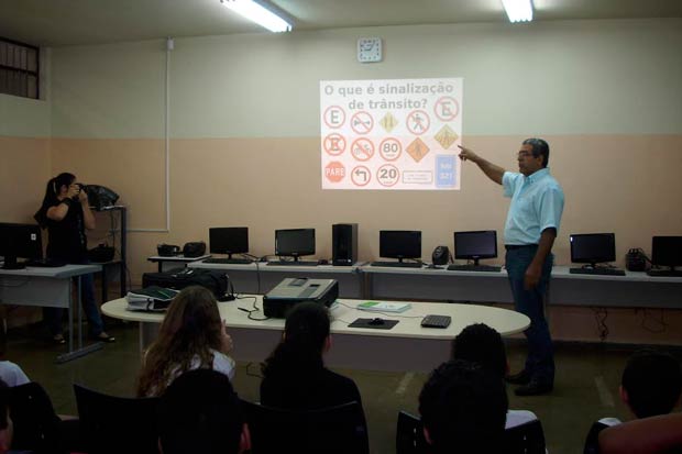 O GM Eduardo de Almeida falou com as crianças sobre o tema (Foto: Assessoria de Imprensa da PMI)