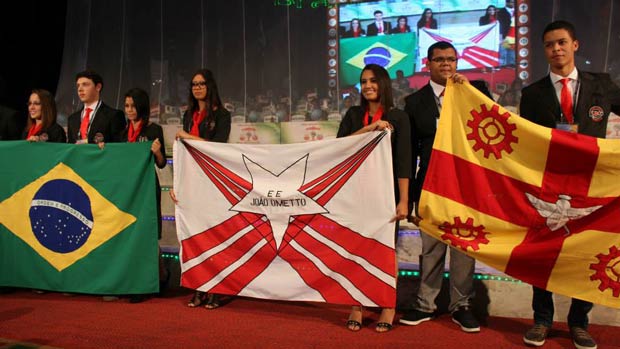 Bandeira de Iracemápolis é erguida durante apresentação do Quanta 2014 (Fotos: Rede POC)