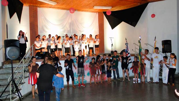 Entidade realizou um teatro cantado para comemorar data  (Foto: Divulgação/ONG Ágape)