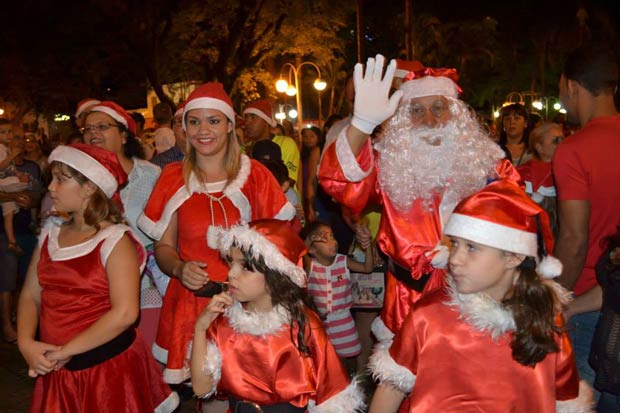 Após chegar de Mercedes, Papai Noel recebeu crianças e adultos no primeiro dia  (Foto: Assessoria de Imprensa da PMI)