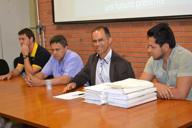 Em coletiva, Valmir anuncia novas obras para a cidade (Foto: Assessoria de Imprensa da PMI)