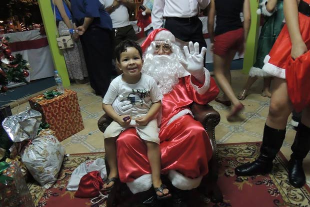Papai Noel fez a festa com as crianças em 2013  (Foto: Assessoria de Imprensa da PMI)