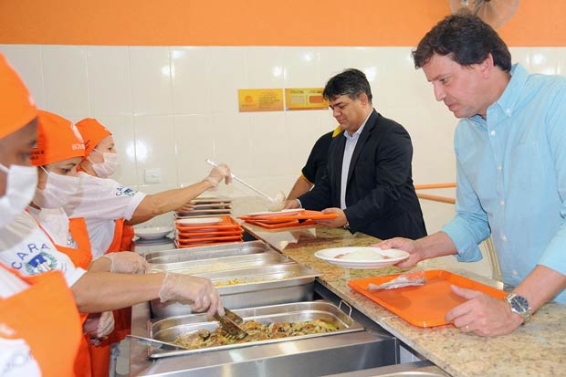 Prefeito de Limeira e secretário estadual participaram de almoço teste e espaço abre hoje (Foto: Prefeitura de Limeira)