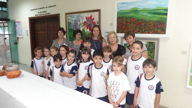 Os alunos com a professora Leni de Almeida Leitão (1ª à direita) e artistas