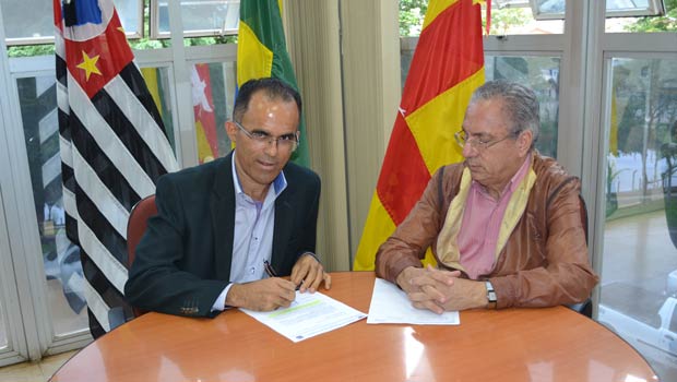 Prefeito Valmir juntamente com o secretário de saúde, João Renato, durante a assinatura do decreto (Foto: Assessoria de Imprensa da PMI)