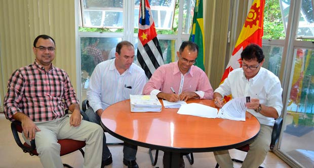 Assinatura do contrato ocorreu nesta semana com representantes da empresa e prefeitura (Foto: Assessoria de Imprensa da PMI)