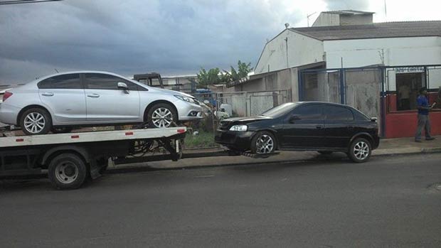Veículos foram abandonados pelos bandidos (Foto: Divulgação/Facebook)