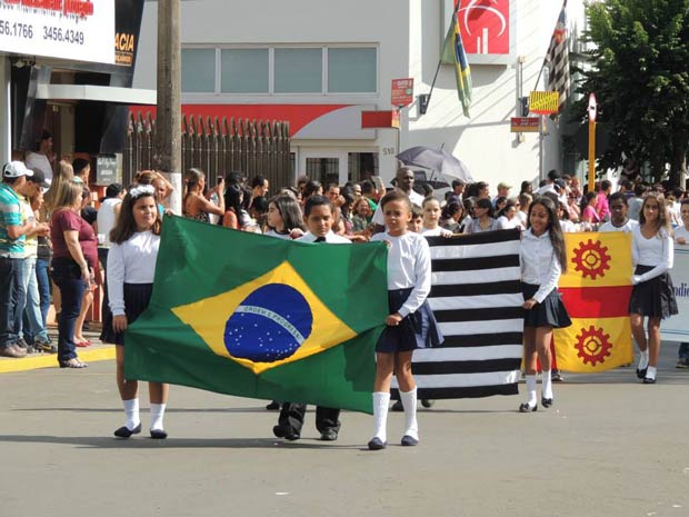 Desfile Cívico envolveu escolas municipais e estaduais