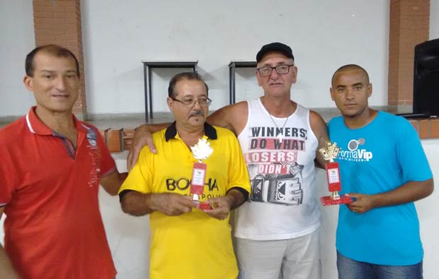 Paulinho e Balaio recebem premiação pelo primeiro lugar no Torneio de Truco