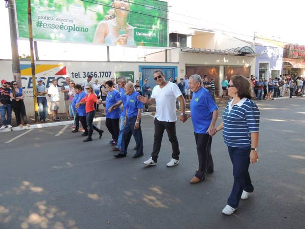 Ao lado de voluntários, idosos do Lar São Vicente também desfilaram
