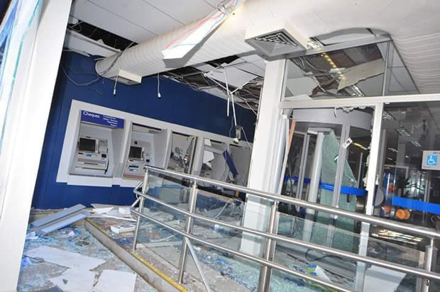 Interior da agência momentos após a explosão (Foto: Reprodução/Facebook)