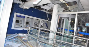 Interior da agência momentos após a explosão (Foto: Reprodução/Facebook)