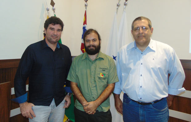 Pedrão, Ricardo (fiscal de posturas) e Eduardo (Pelotão Ambiental) (Foto: Assessoria de Imprensa da CMI)