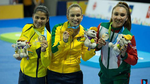 Natália, ao centro, conquista medalha à base de muito esforço e dedicação (Foto: Divulgação)