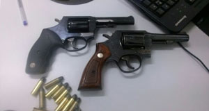 Armas estavam em residência do Centro (Foto: Polícia Militar)