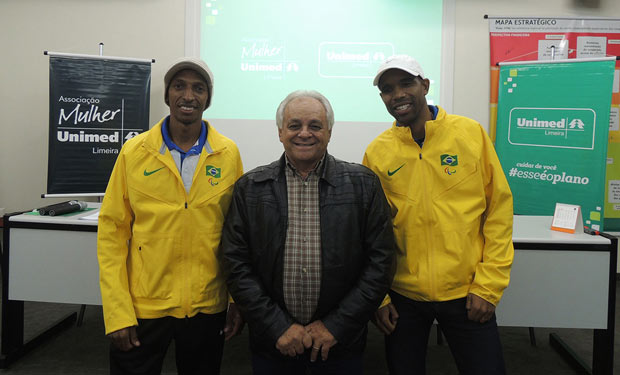 Carlos Antonio dos Santos (Guia), José Luis Rodrigues (Secretário de Esportes). e Odair dos Santos (Atleta) (Foto: Divulgação)