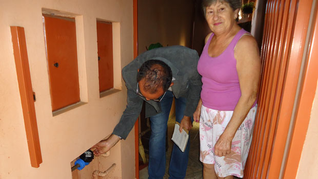 Valmir acompanha a troca dos hidrômetros (Foto: Assessoria de Imprensa da PMI)