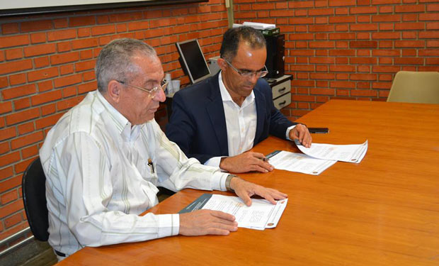 Documento é assinado em reunião na Prefeitura (Foto: Assessoria de Imprensa da PMI)