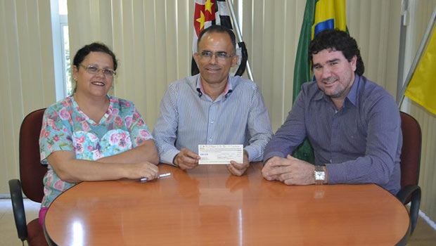Cheque é resultado de economia feita pelo Legislativo (Foto: Assessoria de Imprensa da PMI)