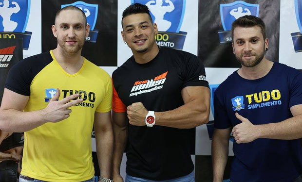 O Atleta Felipe Franco (ao centro) com os sócios Fabiano Pelosi e Denis Casimiro (Foto: Divulgação)