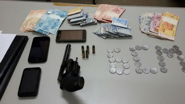 Dinheiro e celulares foram levados em roubo a mão armada (Foto: Assessoria de Imprensa da PMI)