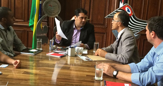 Prefeito Valmir, Evandro Rozini e Raphael Nascimento durante reunião em São Paulo  (Foto: Assessoria de Imprensa da PMI)