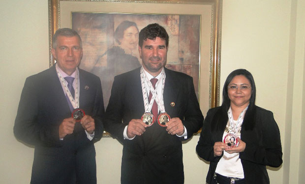 Vereadores com a medalha recebida em São Paulo (Foto: Assessoria de Imprensa da CMI)