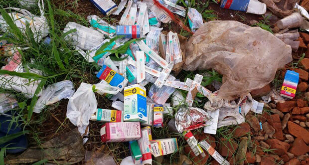 Remédios diversos e seringas estavam em terreno no Jd. dos Ipês (Foto: facebook)