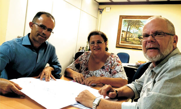 Valmir e a vice, Denise, em reunião com o diretor regional
de ensino José Roberto Verussa